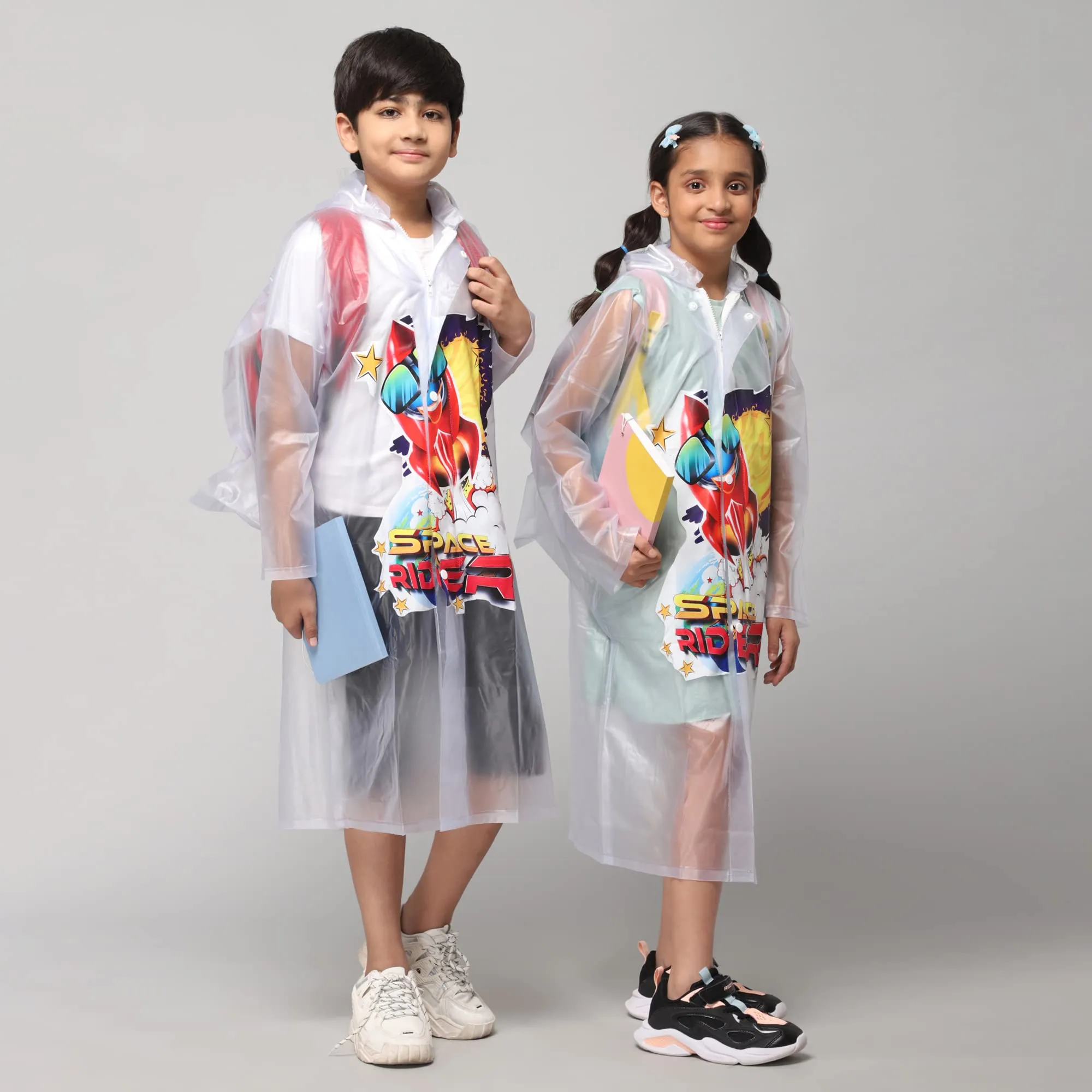 THE CLOWNFISH Toon Caper Series Kids Waterproof PVC Longcoat with Adjustable Hood & Extra Space for Backpack/Schoolbag Holding. Printed Plastic Pouch. Kid Age-4-5 years (Link White-Transparent)